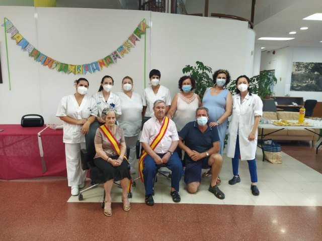 Realizan la coronación del rey y reina en los Centros de Día para Mayores Dependientes de la plaza Balsa Vieja y SEDA-Alzheimer