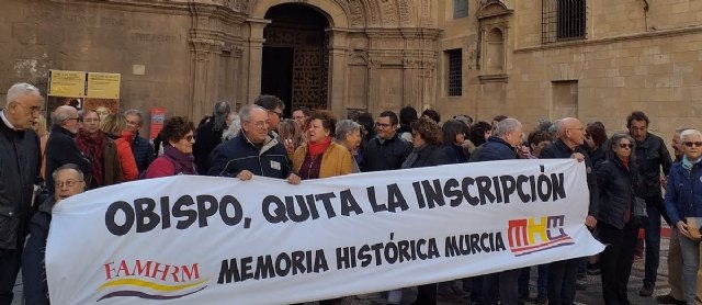 El Obispado de Cartagena tiene tres meses para retirar la inscripción falangista del muro de la Catedral