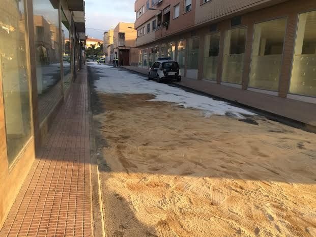 La Policía Local identifica al conductor del vehículo causante del vertido de aceite hidráulico en la calle Alhama hace unas semanas
