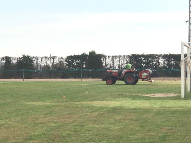 Realizan trabajos para la mejora del césped del campo del Polideportivo Municipal '6 de Diciembre'