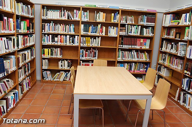 Estudiantes de Totana recogen 480 firmas en un solo fin de semana solicitando la apertura de la sala de estudio los fines de semana