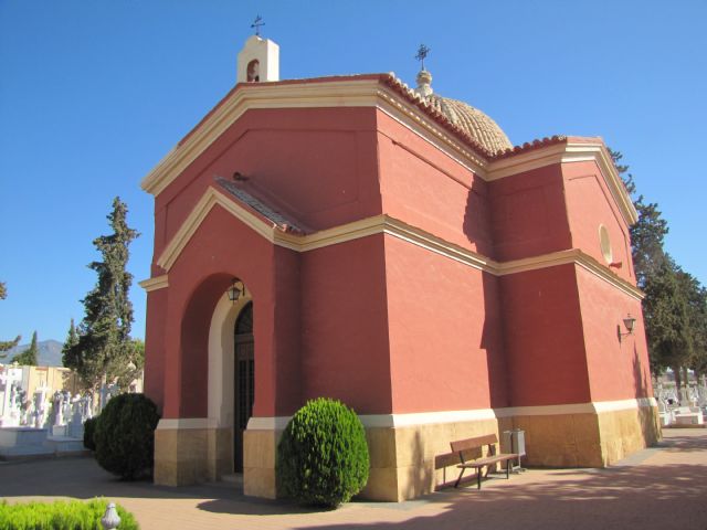 A la restauración de la capilla del cementerio, recordando la labor del arquitecto Justo Millán Espinosa