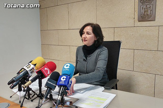 La concejal de Hacienda asegura que las últimas medidas aprobadas en esta materia van a permitir ponerse en camino para estabilizar la deuda municipal