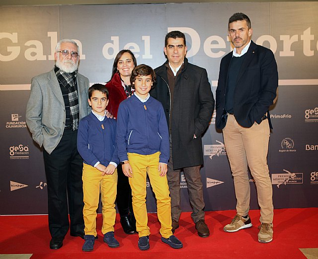 Jaime Cánovas Crespo, alumno del CEIP Santiago de Totana, recibe el primer premio por su trabajo en la gala del Deporte Murciano 2019