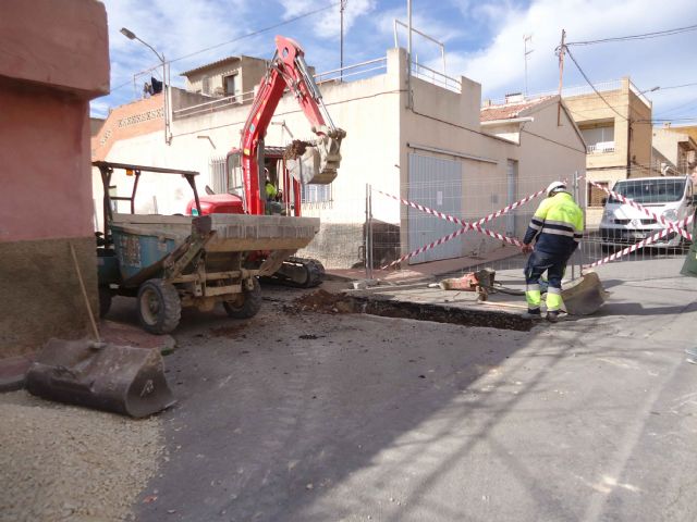 En un plazo de dos semanas estarán finalizadas las obras de renovación de la red y acometidas de alcantarillado en la calle Extremadura y Callejón de la vía Valle del Guadalentín