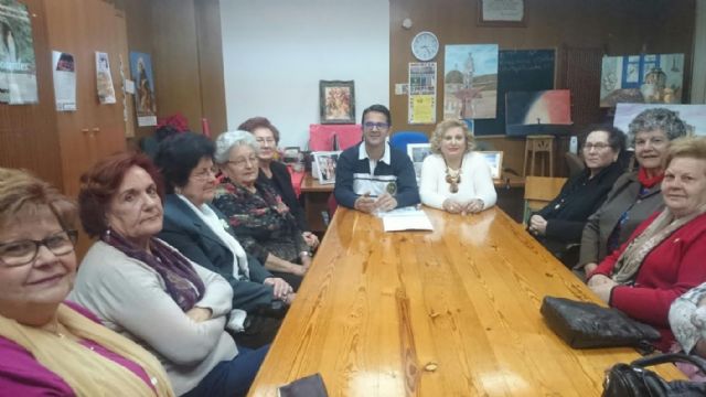 D´genes ofrece una charla a la asociación de amas de casa, consumidores y usuarios 'Las Tres Avemarías'
