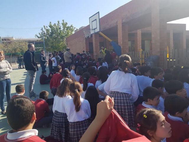 Protección Civil y la comunidad educativa del Colegio 'Reina Sofía' participan en un simulacro de incendio
