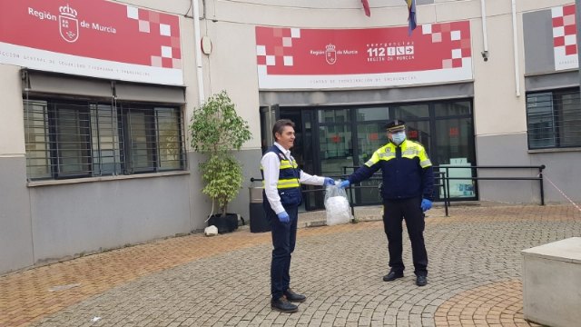 La Dirección General de Emergencias entrega a la Policía Local y Protección Civil varios lotes de mascarillas para su plantilla y voluntarios