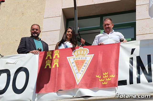 Totana se suma a la iniciativa #balconesgranas