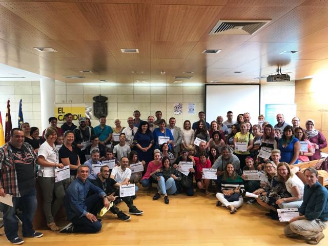 Se clausuran las acciones formativas promovidas por el Colectivo 'El Candil' con la entrega de diplomas a los participantes en los proyectos 'Labor: Un paso hacia la empleabilidad' y 'Labor 2.0: Garantía juvenil'