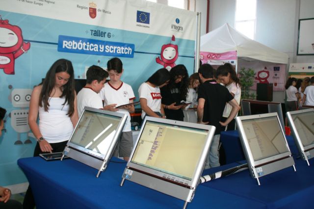 El Pabellón de Deportes del Colegio 'Reina Sofía' es hasta el próximo domingo sede del foro anual de la Sociedad de la Información de la Región de Murcia (Sicarm), feria con las últimas novedades tecnológicas