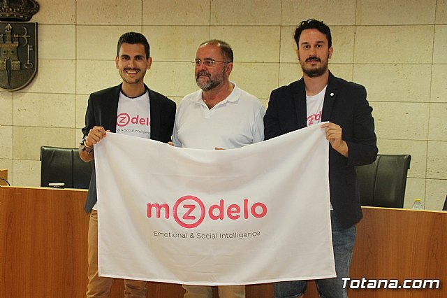 Se realiza una recepción a los maestros totaneros que presentaron el Modelo Zeta 'Emotional&Social Intelligence' en París