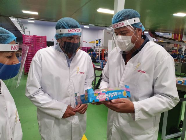 El consejero visita las instalaciones de Moyca, empresa especializada en uva de mesa sin semillas