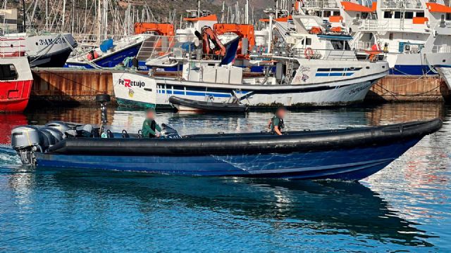 La Guardia Civil intercepta una potente embarcación con cuatro motores dedicada al traslado de inmigrantes irregulares y detiene a sus dos patrones