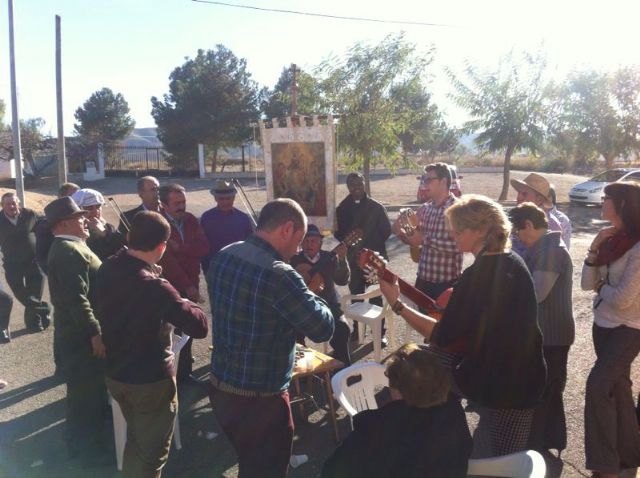 Autoridades municipales asisten al Raiguero Alto, donde se ha celebrado el tradicional 'Canto de Ánimas' de la mano de la cuadrilla de la pedanía