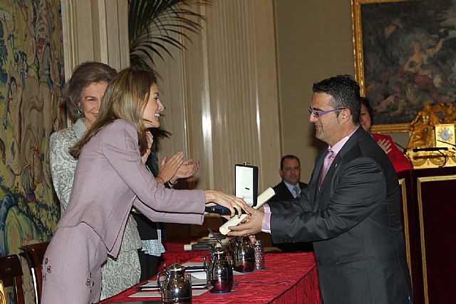 El totanero Juan Carrión, Presidente de FEDER, recoge la Cruz de Oro de la Solidaridad Social de la mano de Su Majestad la Reina Sofía