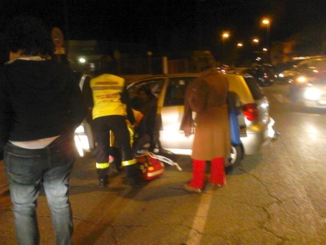 El Servicio Municipal de Emergencias traslada a una mujer tras un accidente por colisión