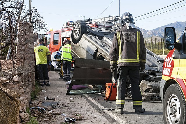 Efectivos de Emergencias asisten a tres heridos en un accidente en el que volcó un vehículo en la carretera de La Santa