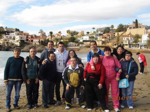 Usuarios del Centro de Día 'José Moya Trilla' realizan una visita al Centro de Día de Mazarrón