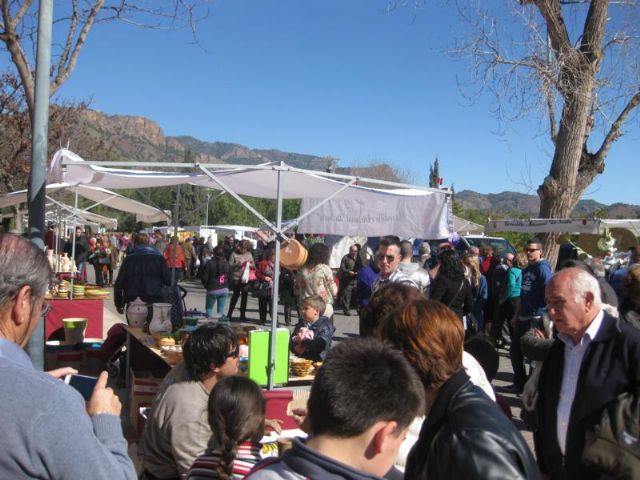 Buen ambiente de visitantes en el 'Mercado Artesano de La Santa' que se celebra el último domingo de cada mes