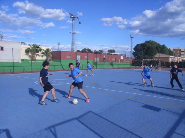 Los equipos infantil y cadete masculino del IES Juan de la Cierva participaron en la final de la fase intermunicipal de futbol sala de Deporte Escolar