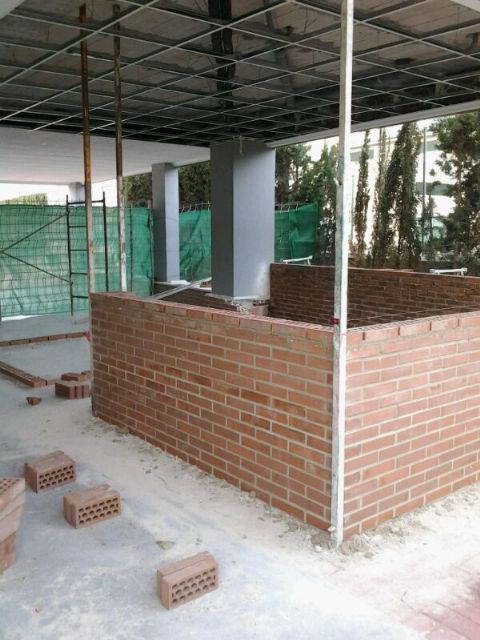 Comienzan las obras para construir dos nuevos aseos en el nuevo aulario del colegio 'Comarcal-Deitania'