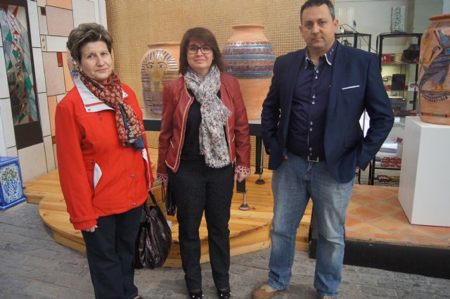 Autoridades municipales asisten a la inauguración de la muestra de 'Alfar Tudela' en el Centro Regional de Artesanía