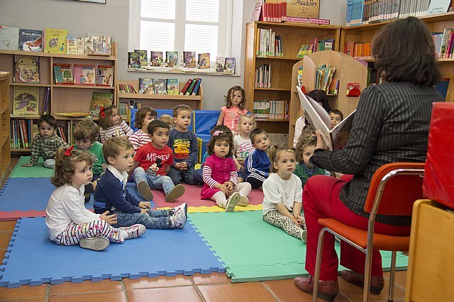 Los alumnos de la Escuela Infantil Clara Campoamor realizaron una visita a la Biblioteca