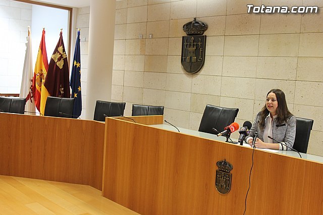 La concejal de Hacienda explica que el ayuntamiento ha reducido su deuda en más de 12,5 millones de euros desde el inicio de la legislatura
