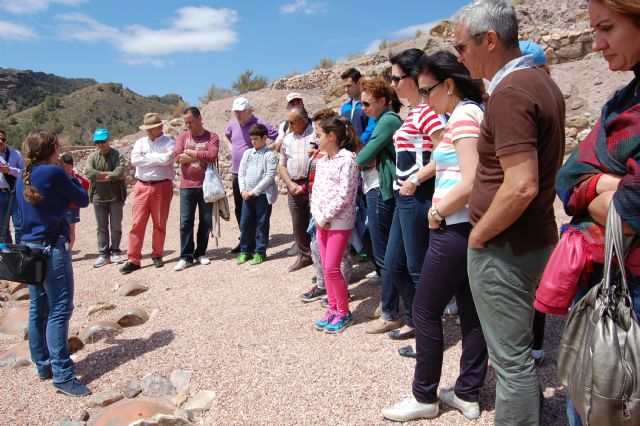 Más de un centenar de personas participan en las visitas guiadas al yacimiento de La Bastida con motivo del Día Internacional de los Museos