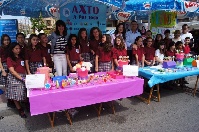 Los alumnos del Colegio 'Reina Sofía' han promocionado y vendido los productos de sus jóvenes empresas en el mercadillo semanal de Totana