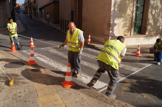 Realizan trabajos de repintado de la señalización horizontal en las principales calles del centro urbano de la ciudad