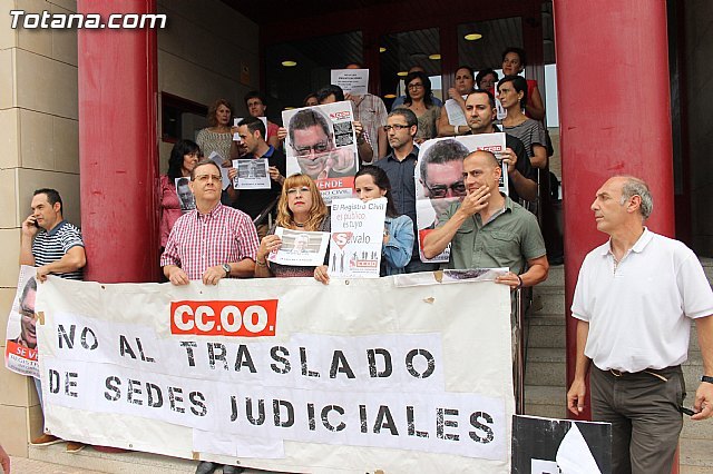 CCOO se concentra ante el Palacio de Justicia de Totana