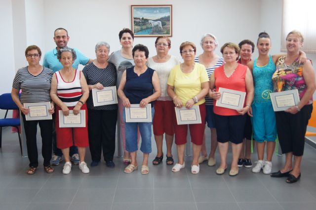 Una veintena de mujeres participan en el curso de gimnasia para mayores que se ha desarrollado durante todo el año en El Paretón