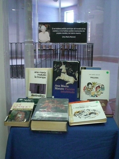 La Biblioteca Municipal del centro sociocultural 'La Cárcel' hace un homenaje a la escritora, Ana María Matute, con una selección de sus obras