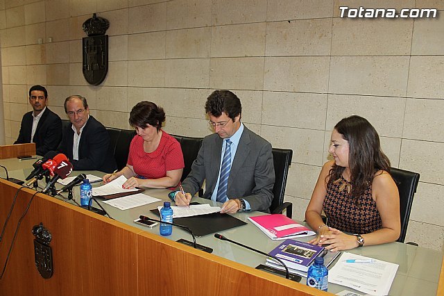 La alcaldesa de Totana y el consejero de Industria, Turismo, Empresa e Innovación firman el convenio 'Municipio emprendedor' para favorecer y facilitar el nacimiento y consolidación de actividades empresariales