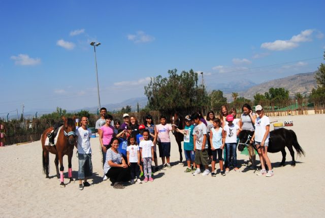 Una veintena de niños y jóvenes de Totana visitaron el Centro Ecuestre de la 'Fundación Cavalli'