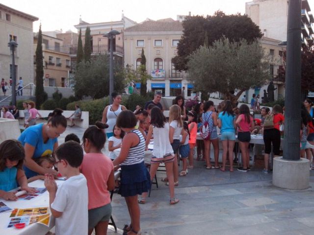 Numerosos niños y niñas se dan cita en la Plaza de la Balsa Vieja en la 'Tarde de juegos y magia'
