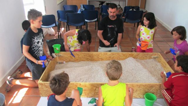 Numerosos niños aprenden la labor del arqueólogo en el taller infantil de arqueología dentro del programa 'Totana Verano´2014'
