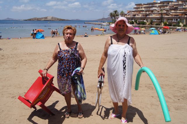 Autoridades municipales visitan a las personas mayores que participan en el programa municipal '¡Vente a la playa!'