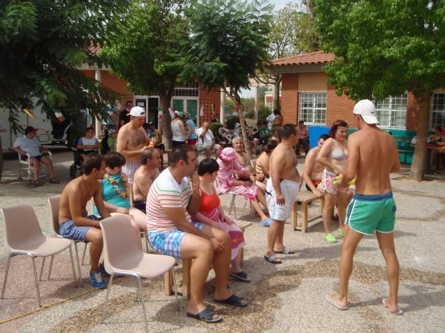 Los usuarios del Centro de Día 'José Moyá' disfrutan de una jornada lúdica de verano con motivo de las actividades de final de curso