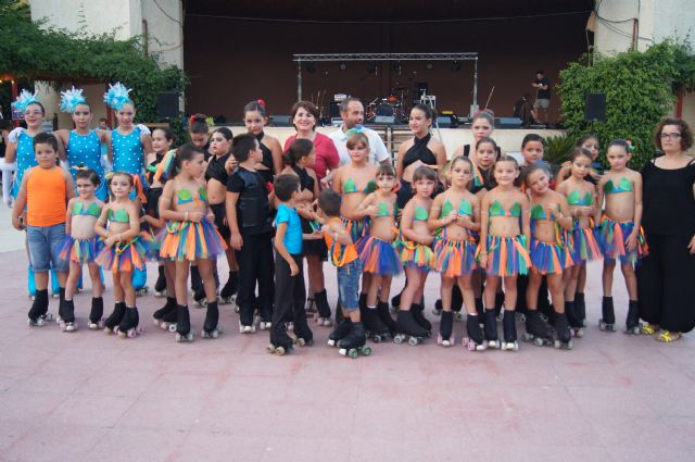 Niños y niñas del Club de Patín Totana realizan una exhibición de patinaje artístico en el parque municipal 'Marcos Ortiz'