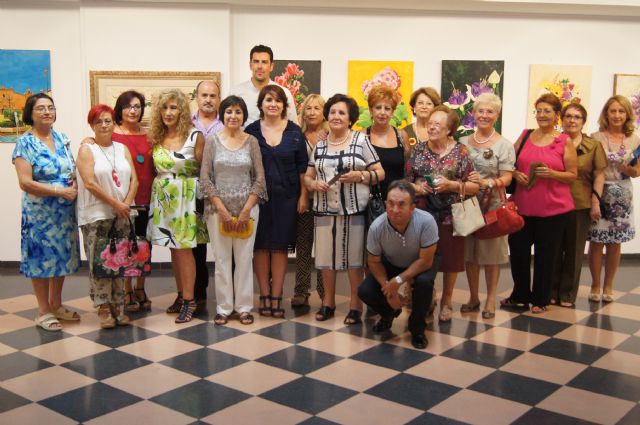 Autoridades municipales asisten a la inauguración de la muestra de pintura 'La Libertad del Color'