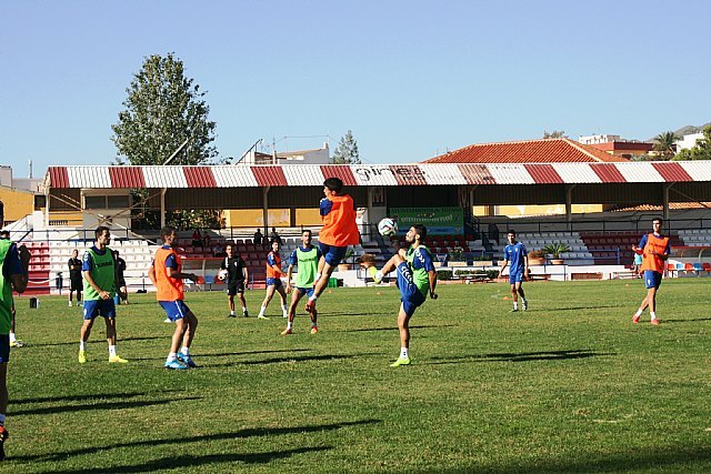 El Real Murcia CF celebra su primer entrenamiento de la semana en el estadio municipal “Juan Cayuela”, cedido por la Concejalía de Deportes