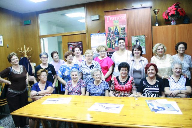 Autoridades municipales inauguran el curso 2014/15 de la Asociación de Amas de Casa de las 'Tres Avemarías' de Totana