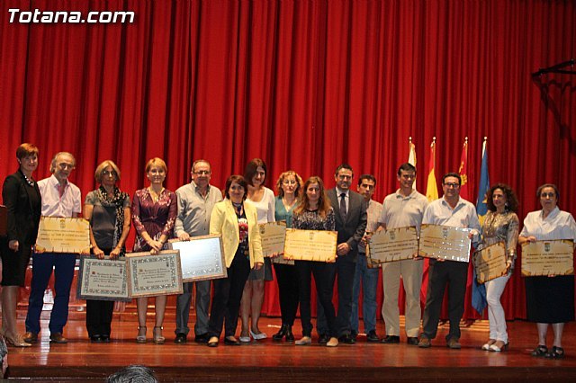 El Ayuntamiento de Totana entrega los reconocimientos a los colegios 'Santiago', 'Santa Eulalia' y 'Tierno Galván' por sus aniversarios