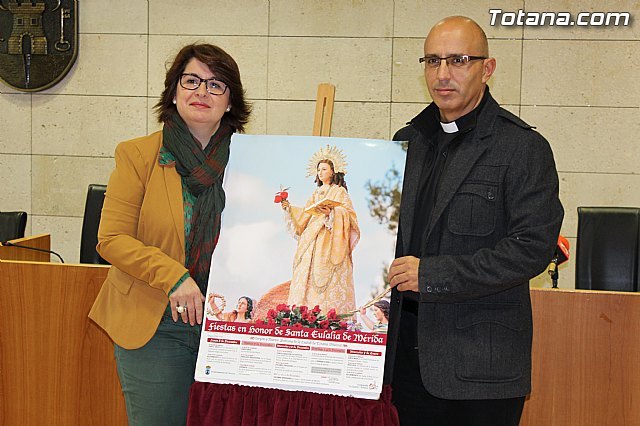 Más de 2.000 carteles con la tradicional imagen de Santa Eulalia recogen los actos religiosos que arrancan el 8 de diciembre con la Romería