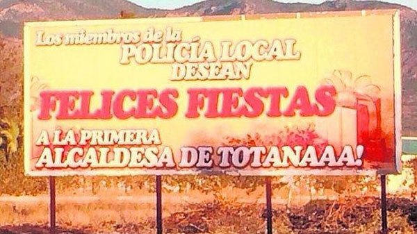 'Los miembros de la Policía Local desean Felices Fiestas a la primera alcaldesa de Totanaaa!'