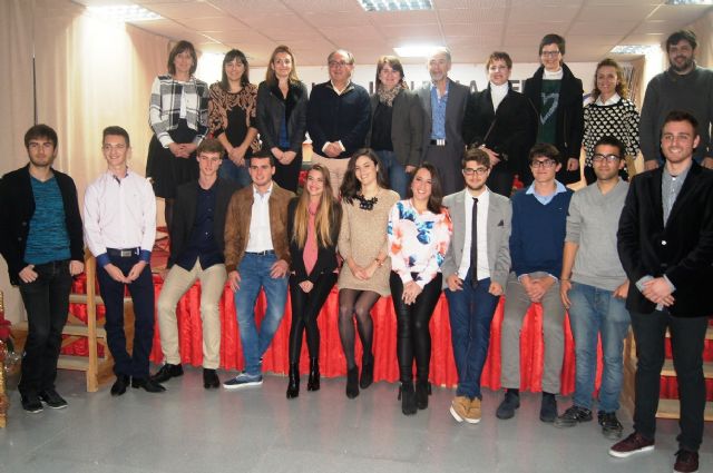 Los dieciséis alumnos de la VIII Promoción del Bachillerato Internacional del IES 'Juan de la Cierva y Codorniú' reciben sus diplomas acreditativos