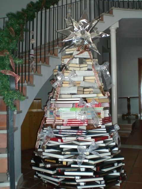 La Biblioteca municipal se prepara para la Navidad realizando una selección especializada de lecturas